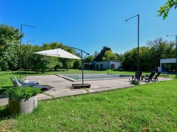 CASA EN VENTA LA PLATA SOBRE 1,6 HECTÁREAS PILETA