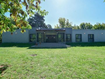 CASA EN VENTA LA PLATA SOBRE 1,6 HECTÁREAS PILETA