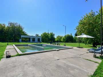 CASA EN VENTA LA PLATA SOBRE 1,6 HECTÁREAS PILETA
