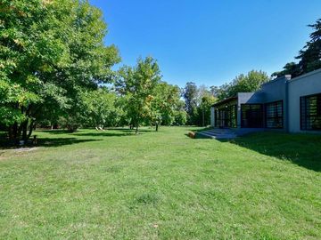 CASA EN VENTA LA PLATA SOBRE 1,6 HECTÁREAS PILETA