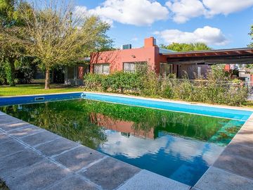 Venta casa de 3 dormitorios y piscina en Roldán