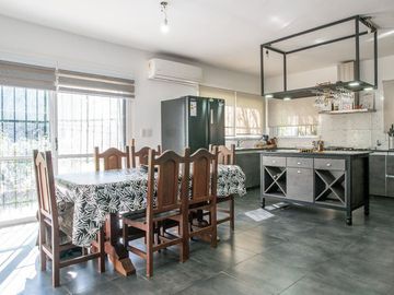 Venta casa de 3 dormitorios y piscina en Roldán