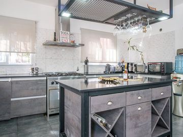 Venta casa de 3 dormitorios y piscina en Roldán