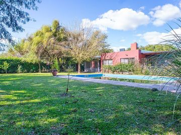 Venta casa de 3 dormitorios y piscina en Roldán