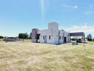 CASA QUINTA VENTA LA PLATA PILETA-PERMUTA-LIQUIDA!