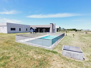 CASA QUINTA VENTA LA PLATA PILETA-PERMUTA-LIQUIDA!