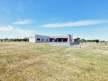 CASA QUINTA VENTA LA PLATA PILETA-PERMUTA-LIQUIDA!