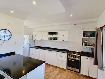 CASA QUINTA VENTA LA PLATA PILETA-PERMUTA-LIQUIDA!