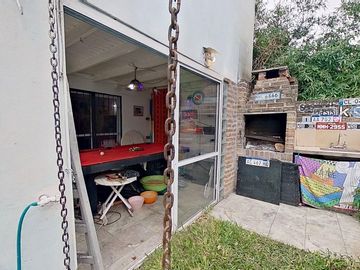 VENTA CASA DÚPLEX 4 AMBIENTES LA REJA CON PILETA