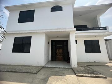 CASA EN VENTA EN CHONE AVENIDA ELOY ALFARO