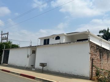 CASA EN VENTA EN CHONE AVENIDA ELOY ALFARO