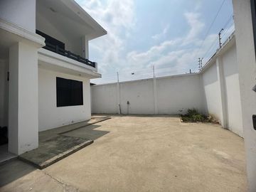 CASA EN VENTA EN CHONE AVENIDA ELOY ALFARO