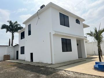 CASA EN VENTA EN CHONE AVENIDA ELOY ALFARO