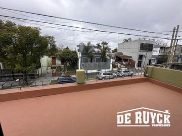 4 ambientes con 2 baños, PH al frente