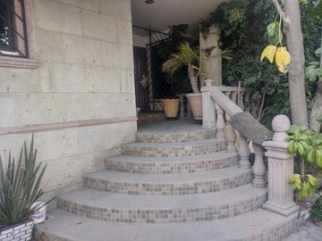 CASA EN DESNIVELES DE 3 PISOS, HACIENDA OJO DE AGUA SUP. 525 MTS