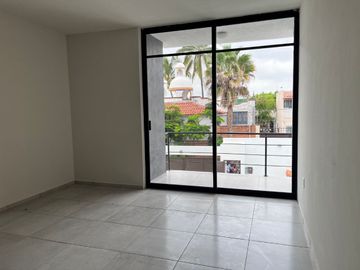 Casa moderna en fraccionamiento junto a Burgos