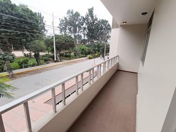 Venta casa 2 pisos a.t. 200 m2 a.c 281 m2 URB. PALAO S.M.P