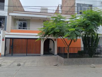 Venta casa 2 pisos a.t. 200 m2 a.c 281 m2 URB. PALAO S.M.P