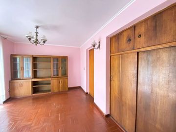 Amplia Casa en Barrio Consolidado y Seguro en Ñuñoa