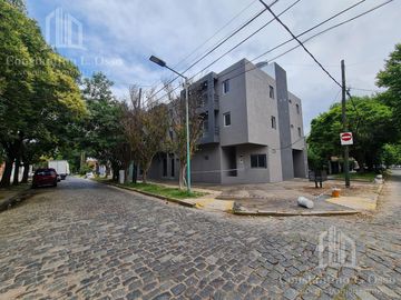 Monoambiente en planta baja con patio y cochera en pleno Banfield Oeste