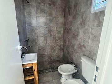 Monoambiente en planta baja con patio y cochera en pleno Banfield Oeste