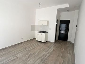 Monoambiente en planta baja con patio y cochera en pleno Banfield Oeste
