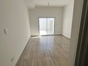 Monoambiente en planta baja con patio y cochera en pleno Banfield Oeste