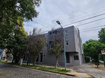Monoambiente en planta baja con patio y cochera en pleno Banfield Oeste