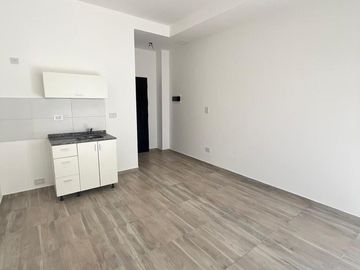 Monoambiente en planta baja con patio y cochera en pleno Banfield Oeste