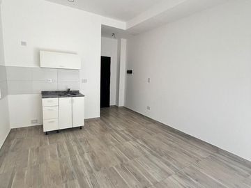 Monoambiente en planta baja con patio y cochera en pleno Banfield Oeste