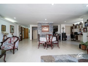 APARTAMENTO EN VENTA EN LAURELES, MEDELLN