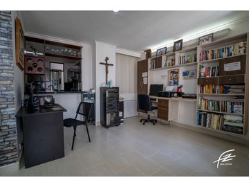 APARTAMENTO EN VENTA EN LAURELES, MEDELLN