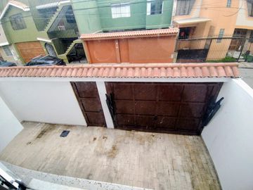 Se Vende Amplia Casa De 3 Pisos Límite Con San Miguel En La Perla