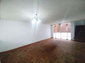 Se Vende Amplia Casa De 3 Pisos Límite Con San Miguel En La Perla