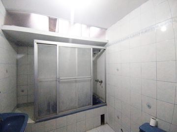 Se Vende Amplia Casa De 3 Pisos Límite Con San Miguel En La Perla