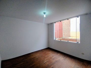 Se Vende Amplia Casa De 3 Pisos Límite Con San Miguel En La Perla
