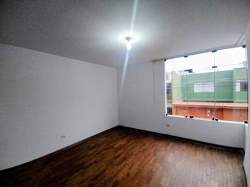 Se Vende Amplia Casa De 3 Pisos Límite Con San Miguel En La Perla