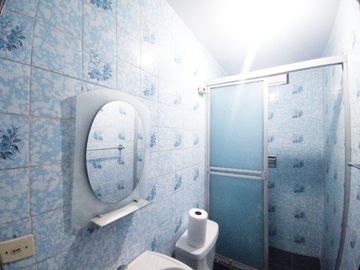 Se Vende Amplia Casa De 3 Pisos Límite Con San Miguel En La Perla