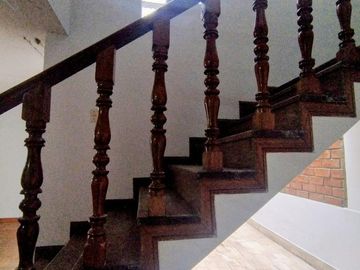 Se Vende Amplia Casa De 3 Pisos Límite Con San Miguel En La Perla