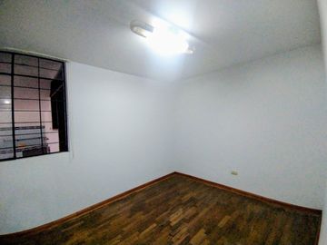 Se Vende Amplia Casa De 3 Pisos Límite Con San Miguel En La Perla