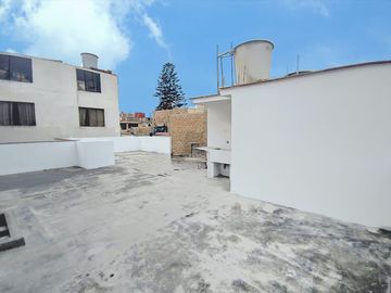 Se Vende Amplia Casa De 3 Pisos Límite Con San Miguel En La Perla