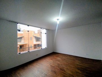 Se Vende Amplia Casa De 3 Pisos Límite Con San Miguel En La Perla