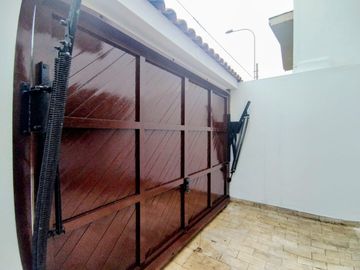 Se Vende Amplia Casa De 3 Pisos Límite Con San Miguel En La Perla