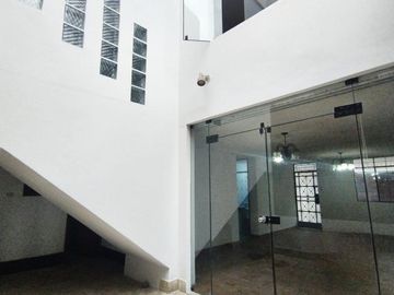 Se Vende Amplia Casa De 3 Pisos Límite Con San Miguel En La Perla