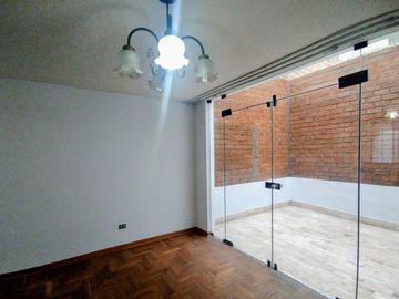 Se Vende Amplia Casa De 3 Pisos Límite Con San Miguel En La Perla