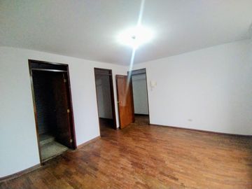 Se Vende Amplia Casa De 3 Pisos Límite Con San Miguel En La Perla