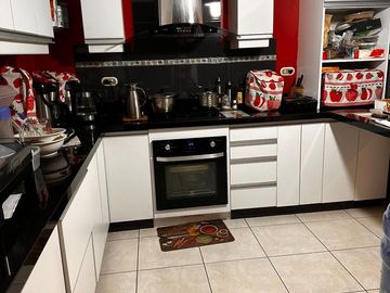 SE VENDE AMPLIO 137MTS Y MODERNO DEPARTAMENTO CON COCHERA EN LA MOLINA