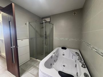 HERMOSO Y AMPLIO DEPARTAMENTO DE VENTA  - COMO NUEVO - 2 DORMITORIOS - TANDA NAYON - CUMBAYA