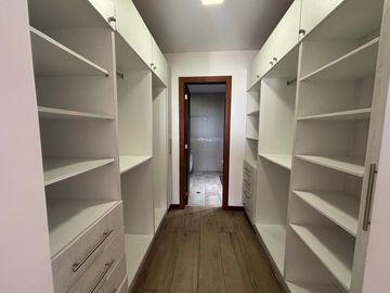 HERMOSO Y AMPLIO DEPARTAMENTO DE VENTA  - COMO NUEVO - 2 DORMITORIOS - TANDA NAYON - CUMBAYA