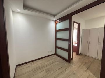 HERMOSO Y AMPLIO DEPARTAMENTO DE VENTA  - COMO NUEVO - 2 DORMITORIOS - TANDA NAYON - CUMBAYA